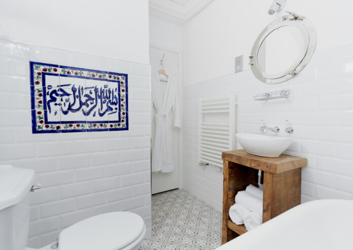 North Cornwall Cottage - tiled bathroom